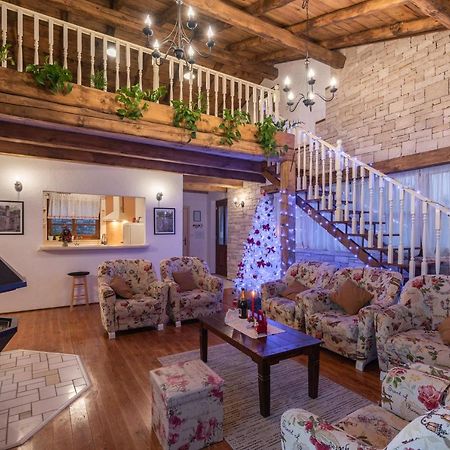 Family Villa Lipica With Private Pool And Jacuzzi 파진 외부 사진