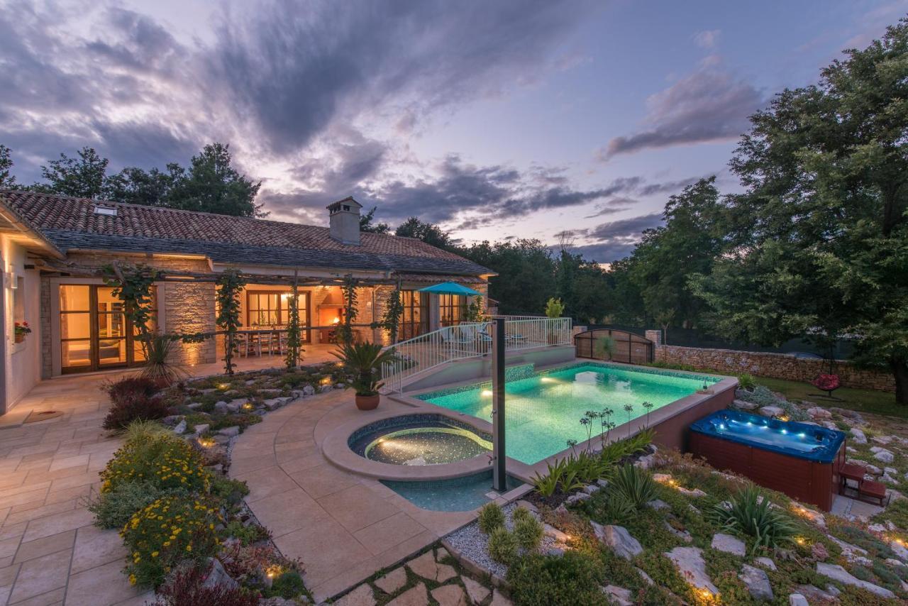Family Villa Lipica With Private Pool And Jacuzzi 파진 외부 사진