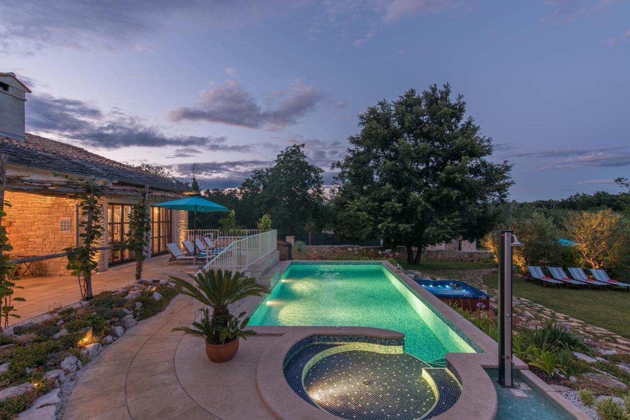 Family Villa Lipica With Private Pool And Jacuzzi 파진 외부 사진
