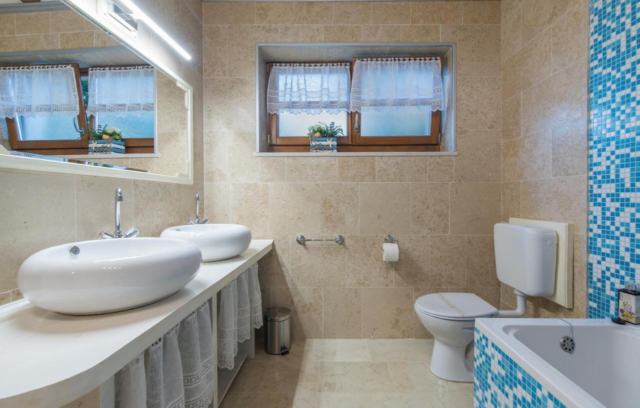 Family Villa Lipica With Private Pool And Jacuzzi 파진 외부 사진