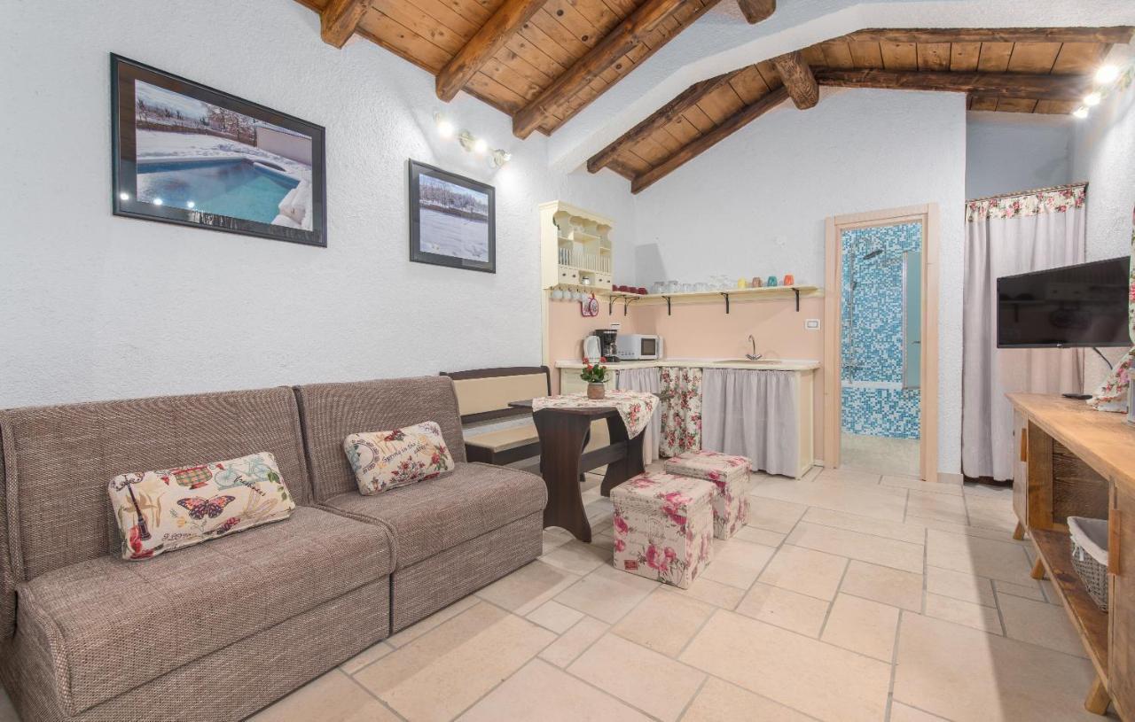 Family Villa Lipica With Private Pool And Jacuzzi 파진 외부 사진