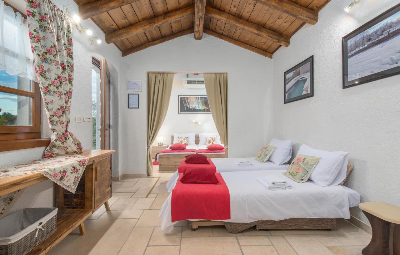Family Villa Lipica With Private Pool And Jacuzzi 파진 외부 사진