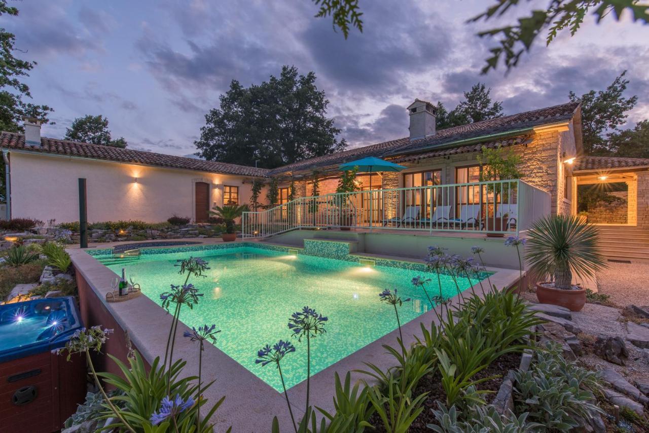 Family Villa Lipica With Private Pool And Jacuzzi 파진 외부 사진