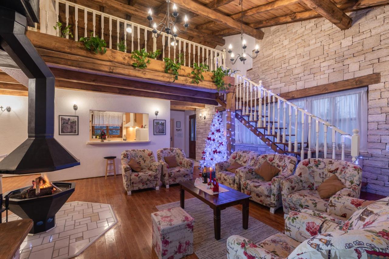 Family Villa Lipica With Private Pool And Jacuzzi 파진 외부 사진