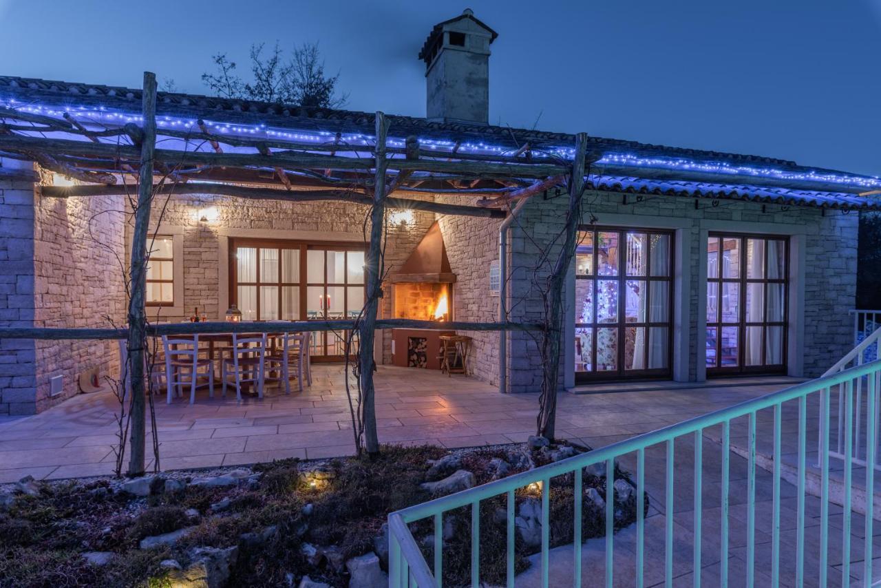 Family Villa Lipica With Private Pool And Jacuzzi 파진 외부 사진