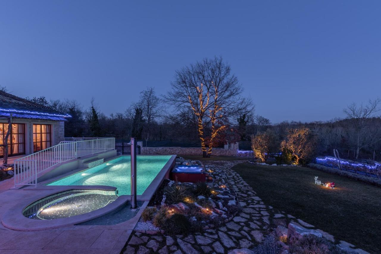 Family Villa Lipica With Private Pool And Jacuzzi 파진 외부 사진