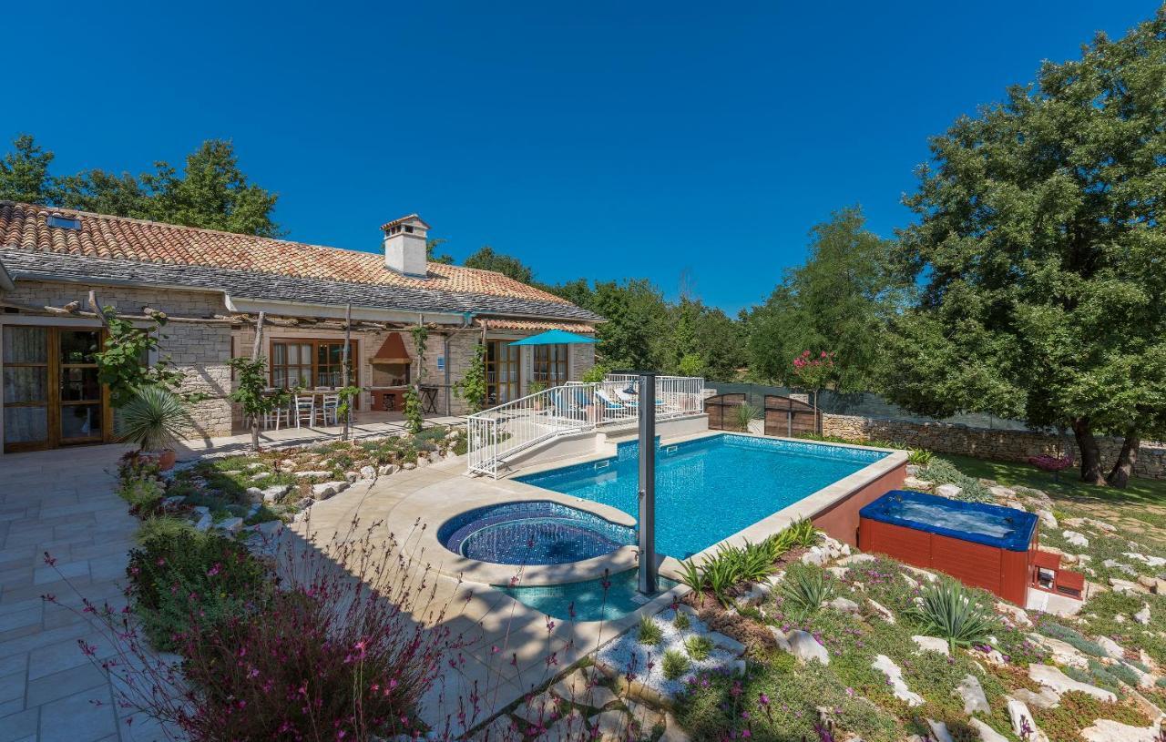 Family Villa Lipica With Private Pool And Jacuzzi 파진 외부 사진