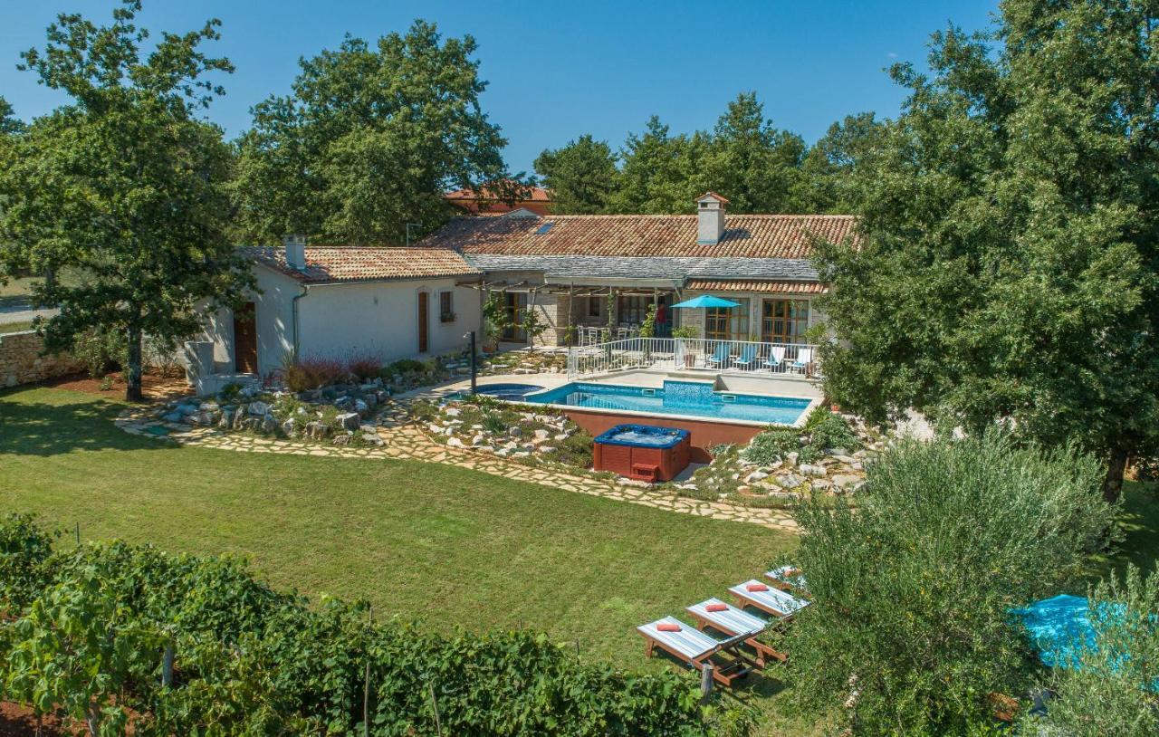 Family Villa Lipica With Private Pool And Jacuzzi 파진 외부 사진