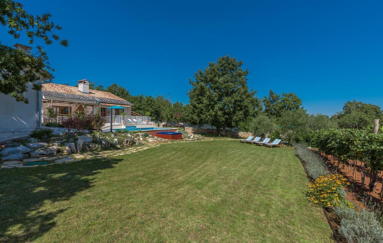 Family Villa Lipica With Private Pool And Jacuzzi 파진 외부 사진