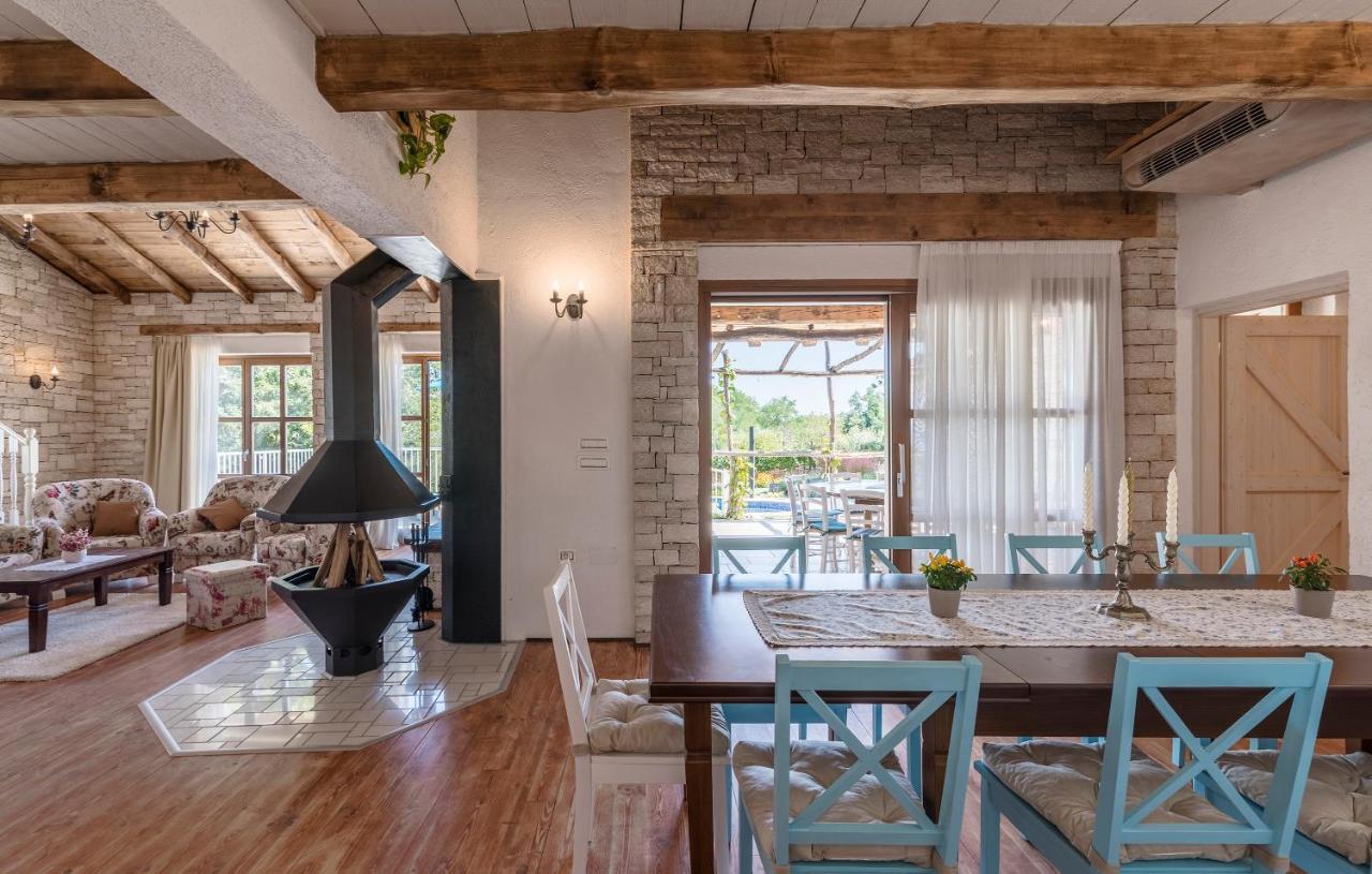 Family Villa Lipica With Private Pool And Jacuzzi 파진 외부 사진