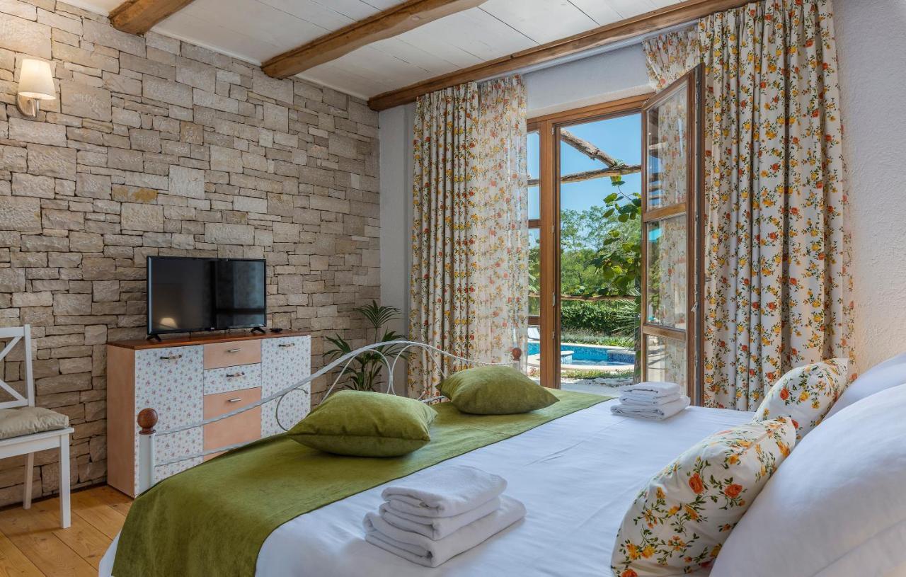 Family Villa Lipica With Private Pool And Jacuzzi 파진 외부 사진