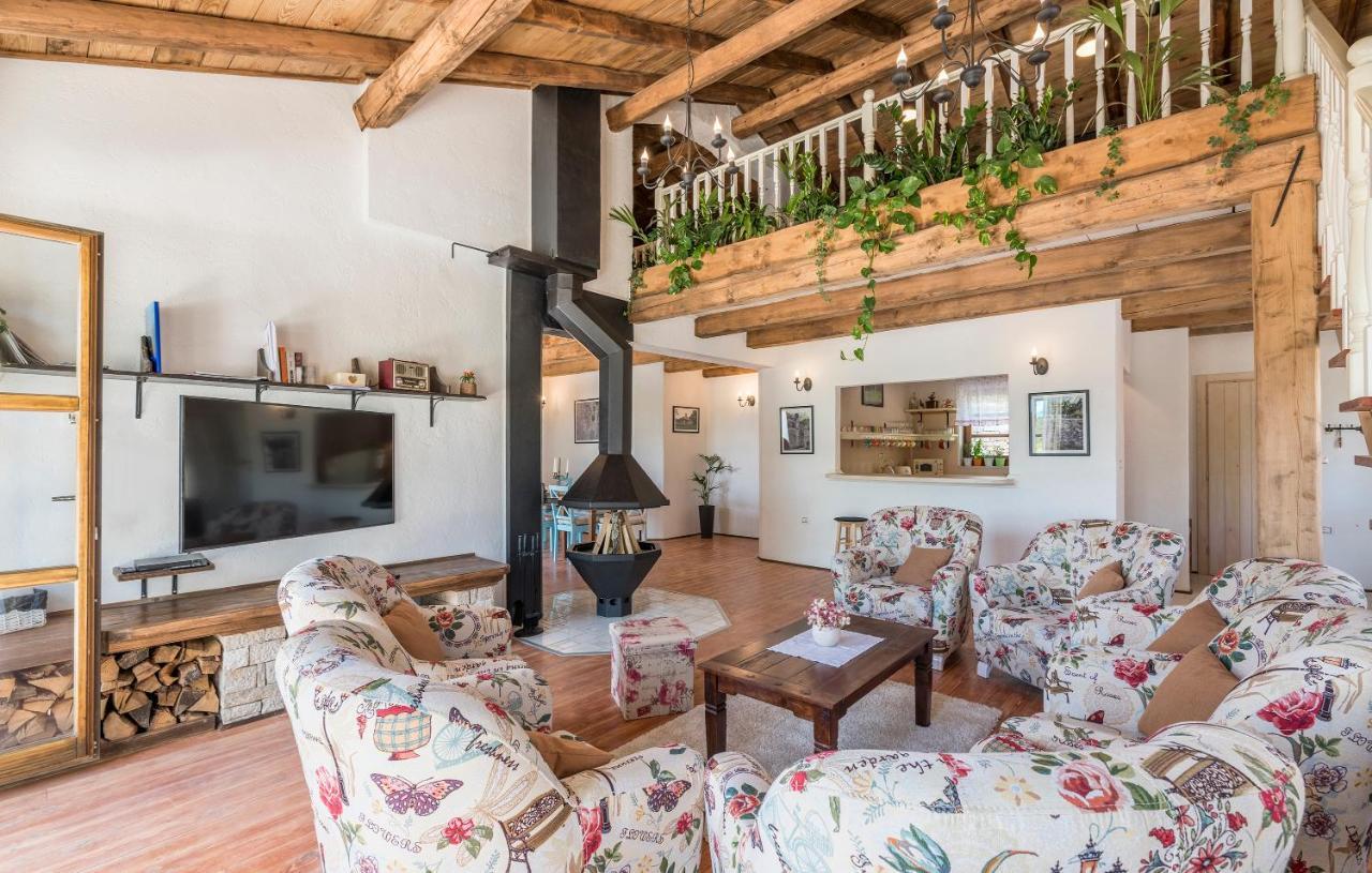 Family Villa Lipica With Private Pool And Jacuzzi 파진 외부 사진