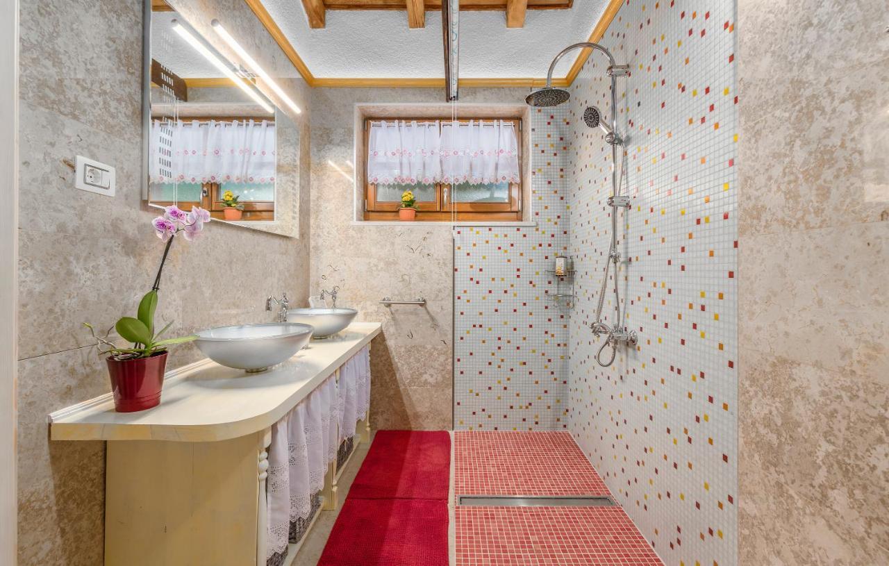 Family Villa Lipica With Private Pool And Jacuzzi 파진 외부 사진