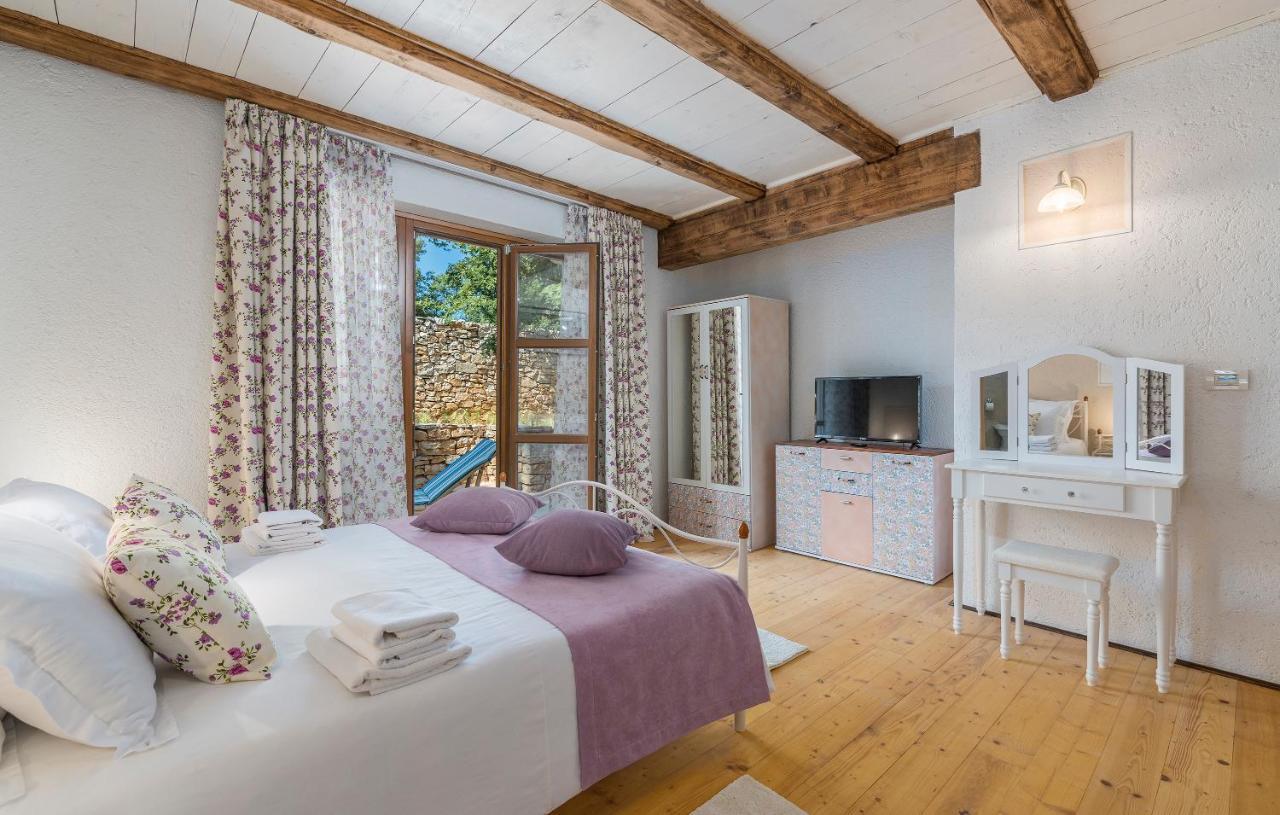 Family Villa Lipica With Private Pool And Jacuzzi 파진 외부 사진