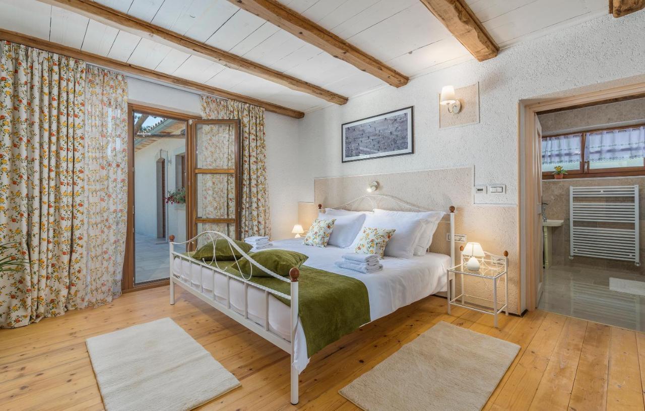 Family Villa Lipica With Private Pool And Jacuzzi 파진 외부 사진