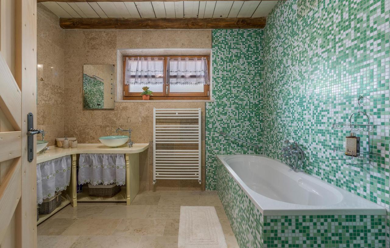 Family Villa Lipica With Private Pool And Jacuzzi 파진 외부 사진